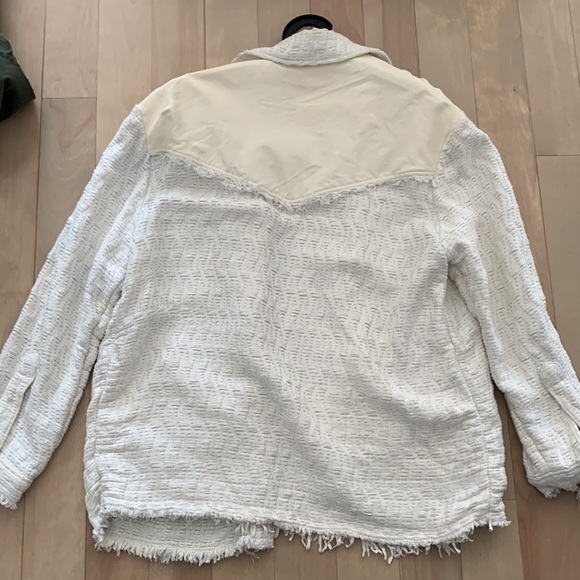 Westrn inspired shrt jkt. Woven bdy w lthr shldr panel. loose thread right wrist - Picture 2 of 3